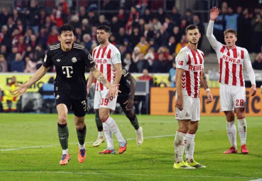 14일(현지시간) 독일 쾰른에서 열린 독일 분데스리가 1.FC 쾰른과 바이에른 뮌헨의 경기에서 바이에른 뮌헨의 김민재(사진 왼쪽)가 팀의 1-2 골을 터뜨린 뒤 기뻐하고 있다.