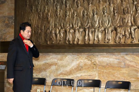 장동혁 국민의힘 대표가 15일 서울 여의도 국회 로텐더홀 제헌국회의원상 앞에서 통일교 게이트·공천 헌금 의혹 등 이른바 '쌍특검법' 수용을 촉구하며 단식 농성에 돌입하고 있다. 고이란 기자 photoeran@