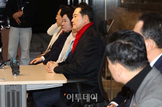 장동혁 국민의힘 대표가 15일 서울 여의도 국회 로텐더홀 제헌국회의원상 앞에서 통일교 게이트·공천 헌금 의혹 등 이른바 '쌍특검법' 수용을 촉구하며 단식 농성에 돌입하고 있다. 고이란 기자 photoeran@