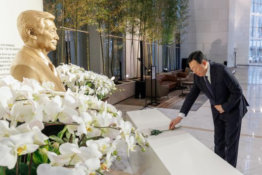 신동빈 롯데 회장이 15일 롯데월드타워 1층에 위치한 신격호 롯데 창업주 흉상에 헌화하고 있다. 롯데는 이날 2026년 상반기 VCM에 앞서 신 창업주 서거 6주기를 추모하며 경영철학과 창업정신을 되새기는 시간을 가졌다.