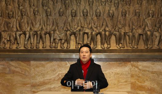 장동혁 국민의힘 대표가 15일 서울 여의도 국회 로텐더홀 제헌국회의원상 앞에서 통일교 게이트·공천 헌금 의혹 등 이른바 '쌍특검법' 수용을 촉구하며 단식 농성에 돌입하고 있다. 고이란 기자 photoeran@