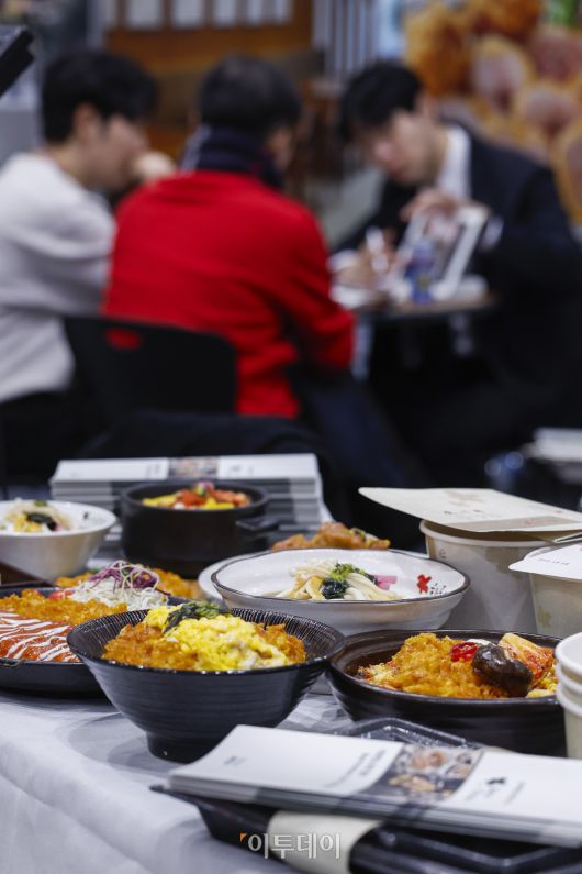 15일 서울 강남구 코엑스에서 열린 제82회 프랜차이즈창업박람회 2026에서 예비 창업자들이 창업 상담을 받고 있다. 17일까지 열리는 이번 행사는 외식, 도소매, 서비스업 등 120여개 브랜드가 참여하고 총 300여개 부스 규모로 운영된다. 조현호 기자 hyunho@