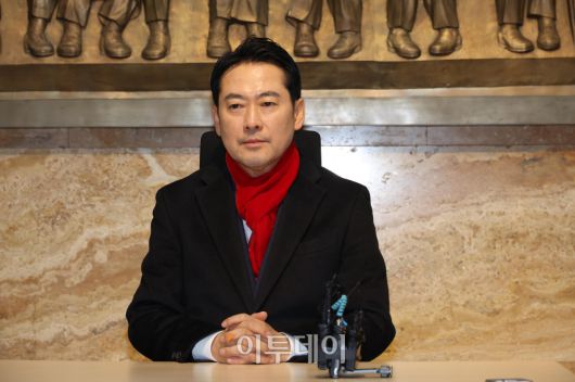 장동혁 국민의힘 대표가 15일 서울 여의도 국회 로텐더홀 제헌국회의원상 앞에서 통일교 게이트·공천 헌금 의혹 등 이른바 '쌍특검법' 수용을 촉구하며 단식 농성에 돌입하고 있다. 고이란 기자 photoeran@