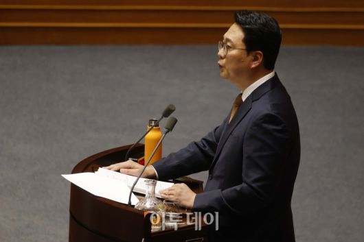 15일 서울 여의도 국회 본회의에서 윤석열·김건희에 의한 내란·외환 및 국정농단 행위의 진상규명을 위한 특별검사 임명 등에 관한 법률안과 관련해 천하람 개혁신당 원내대표가 무제한토론(필리버스터)을 하고 있다. 고이란 기자 photoeran@