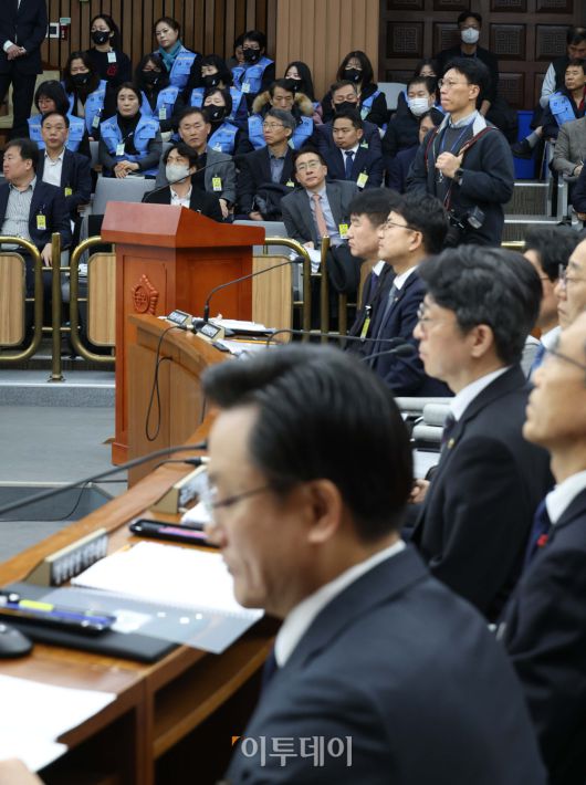 15일 서울 여의도 국회에서 열린 12.29 여객기 참사 진상규명을 위한 국정조사특별위원회 전체회의에서 유가족들이 의원 질의를 지켜보고 있다. 고이란 기자 photoeran@