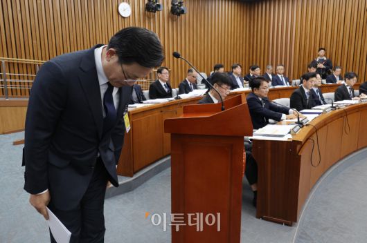 김이배 제주항공 대표가 15일 서울 여의도 국회에서 열린 12.29 여객기 참사 진상규명을 위한 국정조사특별위원회 전체회의에서 고개숙여 사과를 하고 있다. 고이란 기자 photoeran@