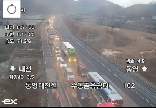 [속보] 통영대전선 대전방향 수동졸음쉼터 인근 화물차 화재…전면 차단