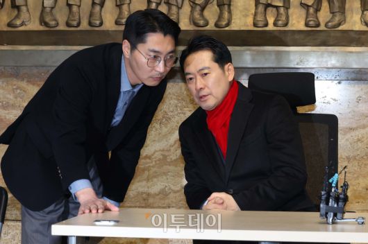 장동혁(오른쪽) 국민의힘 대표가 15일 서울 여의도 국회 로텐더홀 제헌국회의원상 앞에서 통일교 게이트·공천 헌금 의혹 등 이른바 '쌍특검법' 수용을 촉구하며 단식 농성에 돌입하며 박준태 당 대표 비서실장과 대화하고 있다. 고이란 기자 photoeran@