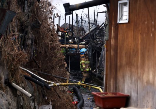 16일 화재가 발생한 서울 개포동 구룡마을에서 소방대원이 현장을 확인하고 있다.
