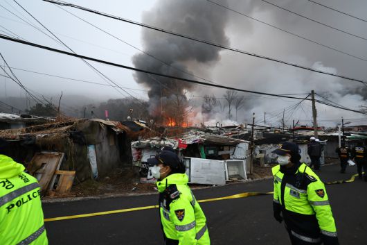 강남 구룡마을 화재…25가구 이재민·양재대로 일부 통제 [종합], 강남 ‘마지막 판자촌’ 구룡마을 화재…양재대로 구룡터널 인근 하위 차로 통제, 서울 관악구와 서초구·동작구·경기 과천시에도 연기 유입…안전재난문자 발송
