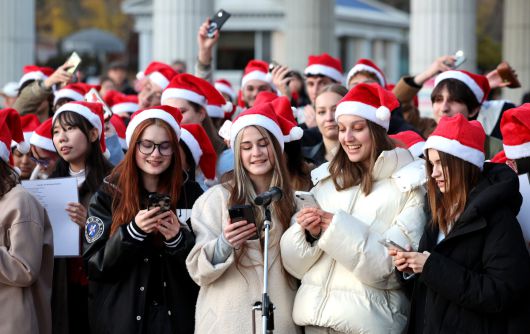 지난달 1일 대구 달서구 계명대학교 성서캠퍼스에서 열린 2025학년도 성탄 점등식에서 외국인 유학생들이 크리스마스 캐럴을 부르고 있다.