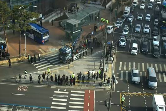 서대문역사거리 버스 인도 돌진 사고…13명 부상·2명 중상, 통일로 경찰청앞→서대문역 통제…새문안로 진입 차단