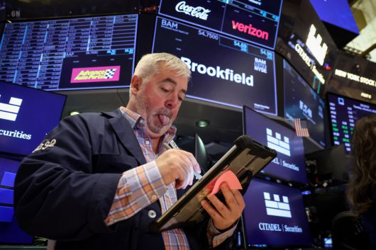 뉴욕증권거래소에서 트레이더가 주가를 살피고 있다.