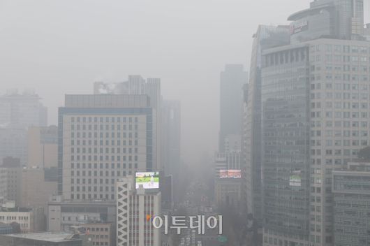 16일 서울 종로구 도심이 스모그와 황사가 겹치며 뿌옇게 흐린 모습을 보이고 있다. 기상청에 따르면 예년보다 온화한 날씨로 대기가 정체되면서 오염물질이 축적돼 강원영동을 제외한 전국에 ‘나쁨’ 수준의 고농도 미세먼지가 내일까지 이어질 전망이다. 고이란 기자 photoeran@