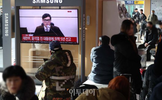 16일 서울역 대합실에서 시민들이 고위공직자범죄수사처(공수처)의 체포영장 집행 방해 등 혐의로 재판에 넘겨진 윤석열 전 대통령의 1심 선고 공판 생중계를 지켜보고 있다. 법원은 윤 전 대통령에게 징역 5년을 선고했다. 이번 선고는 내란 관련 사건 재판 중 처음으로 나오는 판결이다. 고이란 기자 photoeran@