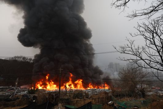 16일  화재가 발생한 서울 개포동 구룡마을에 불길이 보이고 있다.