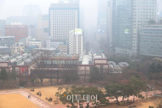16일 서울 종로구 도심이 스모그와 황사가 겹치며 뿌옇게 흐린 모습을 보이고 있다. 기상청에 따르면 예년보다 온화한 날씨로 대기가 정체되면서 오염물질이 축적돼 강원영동을 제외한 전국에 ‘나쁨’ 수준의 고농도 미세먼지가 내일까지 이어질 전망이다. 고이란 기자 photoeran@