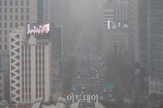 16일 서울 종로구 도심이 스모그와 황사가 겹치며 뿌옇게 흐린 모습을 보이고 있다. 기상청에 따르면 예년보다 온화한 날씨로 대기가 정체되면서 오염물질이 축적돼 강원영동을 제외한 전국에 ‘나쁨’ 수준의 고농도 미세먼지가 내일까지 이어질 전망이다. 고이란 기자 photoeran@