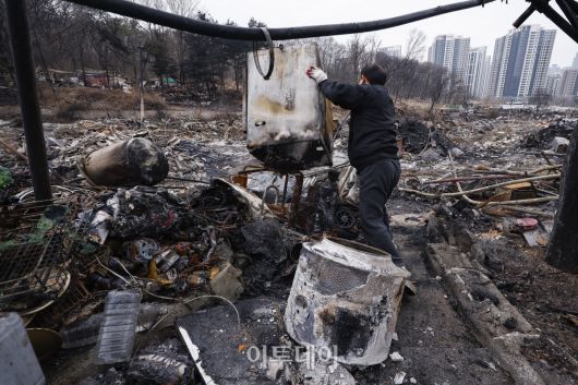 18일 서울 강남구 개포동 구룡마을 화재 현장에서 한 주민이 불에 탄 잔해 속 물품을 정리하고 있다. 16일 오전 5시쯤 구룡마을 4지구에서 발생한 화재로 소방당국은 대응 2단계를 발령해 6시간 30여 분만에 불을 진화했다. 이 과정에서 소방 343명과 경찰 560명 등 인력 1258명과 장비 106대가 투입됐다. 인명 피해는 없었으나 165세대 258명이 대피했고, 이 중 129세대 181명이 이재민이 됐다. 관계 당국은 19일 합동 감식에 나설 예정이다. 조현호 기자 hyunho@