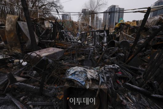 18일 서울 강남구 개포동 구룡마을이 대형 화재로 전소돼 있다. 지난 16일 오전 5시쯤 구룡마을 4지구에서 발생한 화재로 소방당국은 대응 2단계를 발령해 6시간 30여 분만에 불을 진화했다. 이 과정에서 소방 343명과 경찰 560명 등 인력 1258명과 장비 106대가 투입됐다. 인명 피해는 없었으나 165세대 258명이 대피했고, 이 중 129세대에서 181명이 이재민이 발생했다. 관계 당국은 19일 합동 감식에 나설 예정이다. 조현호 기자 hyunho@