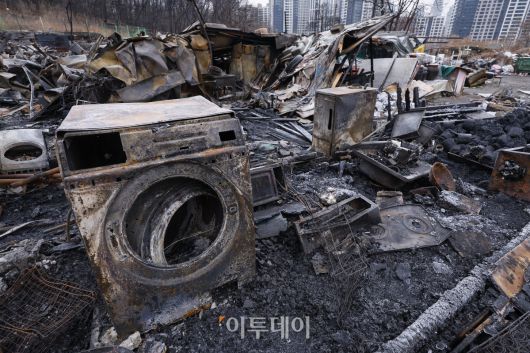 18일 서울 강남구 개포동 구룡마을이 대형 화재로 전소돼 있다. 지난 16일 오전 5시쯤 구룡마을 4지구에서 발생한 화재로 소방당국은 대응 2단계를 발령해 6시간 30여 분만에 불을 진화했다. 이 과정에서 소방 343명과 경찰 560명 등 인력 1258명과 장비 106대가 투입됐다. 인명 피해는 없었으나 165세대 258명이 대피했고, 이 중 129세대에서 181명이 이재민이 발생했다. 관계 당국은 19일 합동 감식에 나설 예정이다. 조현호 기자 hyunho@