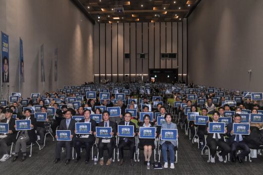 수원컨벤션센터에서 열린 권혁우 상임대표 출판기념회에서 참석자들이 책 제목이 적힌 피켓을 들고 기념촬영을 하고 있다.