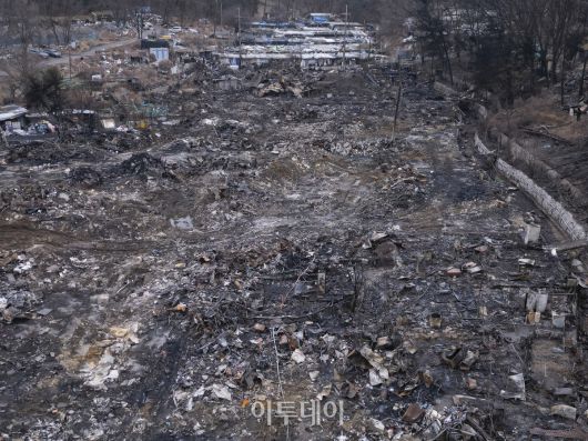 18일 서울 강남구 개포동 구룡마을이 대형 화재로 전소돼 있다. 지난 16일 오전 5시쯤 구룡마을 4지구에서 발생한 화재로 소방당국은 대응 2단계를 발령해 6시간 30여 분만에 불을 진화했다. 이 과정에서 소방 343명과 경찰 560명 등 인력 1258명과 장비 106대가 투입됐다. 인명 피해는 없었으나 165세대 258명이 대피했고, 이 중 129세대에서 181명이 이재민이 발생했다. 관계 당국은 19일 합동 감식에 나설 예정이다. 조현호 기자 hyunho@