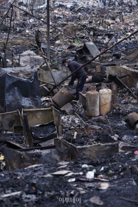 18일 서울 강남구 개포동 구룡마을 화재 현장에서 한 주민이 불에 탄 잔해 속 물품을 정리하고 있다. 16일 오전 5시쯤 구룡마을 4지구에서 발생한 화재로 소방당국은 대응 2단계를 발령해 6시간 30여 분만에 불을 진화했다. 이 과정에서 소방 343명과 경찰 560명 등 인력 1258명과 장비 106대가 투입됐다. 인명 피해는 없었으나 165세대 258명이 대피했고, 이 중 129세대 181명이 이재민이 됐다. 관계 당국은 19일 합동 감식에 나설 예정이다. 조현호 기자 hyunho@