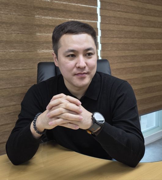 인터뷰에 응하고 있는 한국휴먼케어 김민주대표