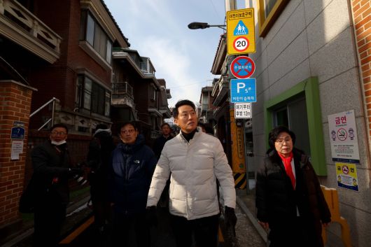 오세훈 서울시장이 19일 서울 관악구 신림7재개발 구역을 찾아 노후 주거환경을 점검하고 있다. 신태현 기자 holjjak@