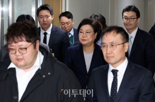 이혜훈 기획예산처 장관 후보자가 19일 서울 여의도 국회에서 인사청문회 관련 입장을 밝히기 전 이동하고 있다. 고이란 기자 photoeran@