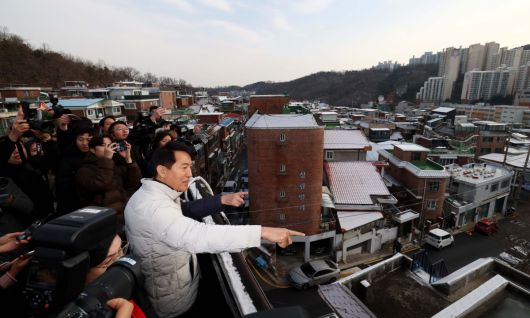 오세훈 서울시장이 19일 서울 관악구 신림7재개발 구역을 찾아 노후 주거환경을 점검하고 있다. 신태현 기자 holjjak@