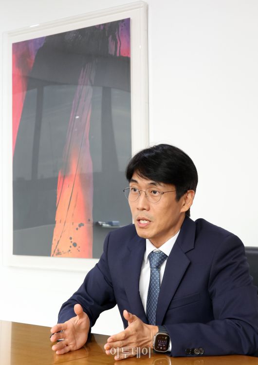김시주 ‘법무법인(유한) 충정’ 경영 총괄 대표 변호사가 2026년 병오년(丙午年) 새해를 맞아 서울 종로구 세종대로 광화문 빌딩으로 이전한 새 사무실에서 본지와 신년 인터뷰를 하고 있다.