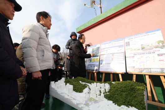 오세훈 서울시장이 19일 서울 관악구 신림7재개발 구역을 찾아 노후 주거환경을 점검하고 있다. 신태현 기자 holjjak@