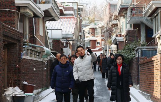 오세훈 서울시장이 19일 서울 관악구 신림7재개발 구역을 찾아 노후 주거환경을 점검하고 있다. 신태현 기자 holjjak@