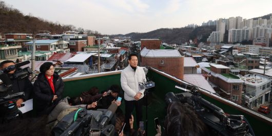 오세훈 서울시장이 19일 서울 관악구 신림7재개발 구역을 찾아 노후 주거환경을 점검하고 있다. 신태현 기자 holjjak@