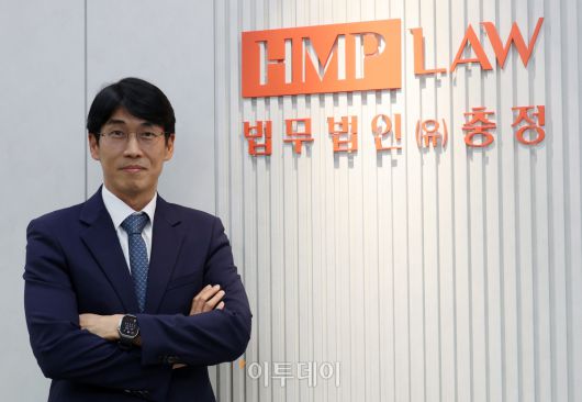 김시주 ‘법무법인(유한) 충정’ 경영 총괄 대표 변호사가 2026년 병오년(丙午年) 새해를 맞아 서울 종로구 세종대로 광화문 빌딩으로 이전한 새 사무실에서 이투데이와 신년 인터뷰를 진행하기에 앞서 자세를 취하고 있다.