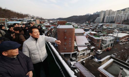 오세훈 서울시장이 19일 서울 관악구 신림7재개발 구역을 찾아 노후 주거환경을 점검하고 있다. 신태현 기자 holjjak@