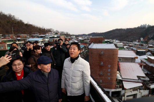 오세훈 서울시장이 19일 서울 관악구 신림7재개발 구역을 찾아 노후 주거환경을 점검하고 있다. 신태현 기자 holjjak@