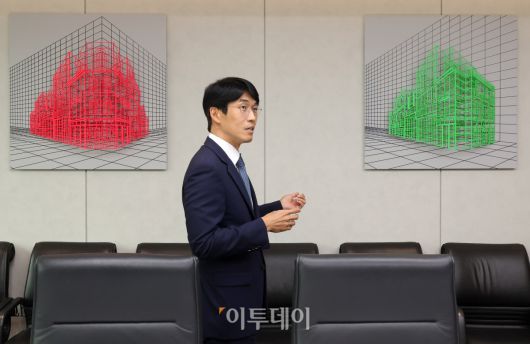 김시주 ‘법무법인(유한) 충정’ 경영 총괄 대표 변호사가 2026년 병오년(丙午年) 새해를 맞아 진행한 본지와 신년 인터뷰를 통해 서울 종로구 세종대로 광화문 빌딩으로 이전한 새 사무실을 소개하고 있다.