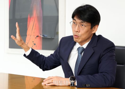 김시주 ‘법무법인(유한) 충정’ 경영 총괄 대표 변호사가 2026년 병오년(丙午年) 새해를 맞아 서울 종로구 세종대로 광화문 빌딩으로 이전한 새 사무실에서 본지와 신년 인터뷰를 진행하고 있다.