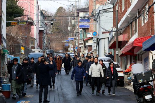 오세훈 서울시장이 19일 서울 관악구 신림7재개발 구역을 찾아 노후 주거환경을 점검하고 있다. 신태현 기자 holjjak@