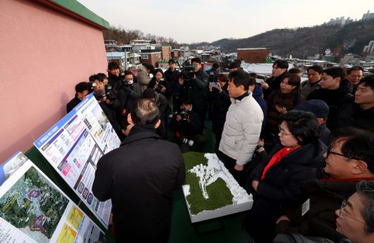 오세훈 서울시장이 19일 서울 관악구 신림7재개발 구역을 찾아 노후 주거환경을 점검하고 있다. 신태현 기자 holjjak@