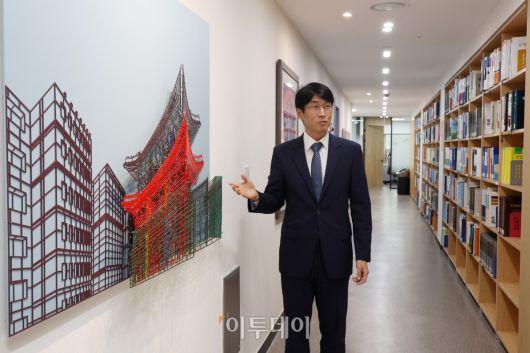 김시주 ‘법무법인(유한) 충정’ 경영 총괄 대표 변호사가 2026년 병오년(丙午年) 새해를 맞아 진행한 본지와 신년 인터뷰를 통해 서울 종로구 세종대로 광화문 빌딩으로 이전한 새 사무실을 소개하고 있다.