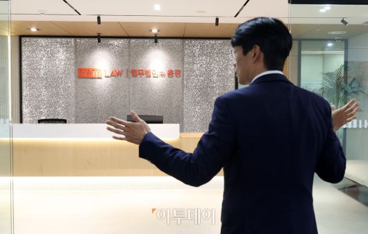 김시주 ‘법무법인(유한) 충정’ 경영 총괄 대표 변호사가 2026년 병오년(丙午年) 새해를 맞아 진행한 본지와 신년 인터뷰를 통해 서울 종로구 세종대로 광화문 빌딩으로 이전한 새 사무실을 소개하고 있다.