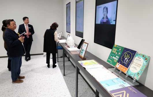 20일 서울 강남구 KB라이프타워에서 열린 KB금융그룹 ‘KB골든라이프 플래그십 센터’ 개소식에서 참석자들이 시니어를 위한 최신 기술 체험·연구 공간인 ‘에이지테크랩(Age Tech Lab)’을 둘러보고 있다. ‘KB골든라이프 플래그십 센터’는 보험·요양·은행 서비스를 결합한 보험-은행 복합점포로 고객의 생애 주기 전반을 아우르는 그룹 통합 시니어 서비스를 제공한다. 신태현 기자 holjjak@