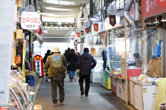 서울 시내 전통시장에서 시민들이 장을 보고 있다.
