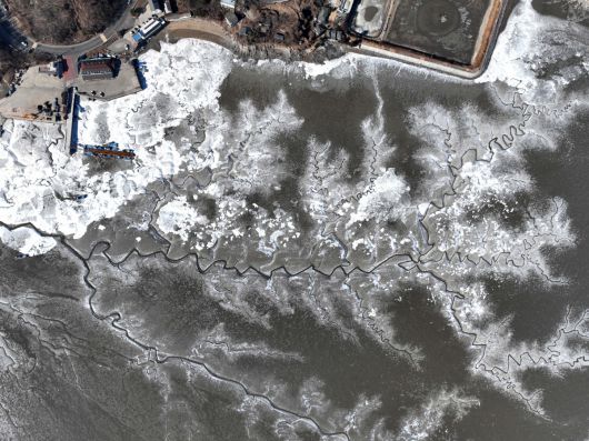 절기상 대한(大寒)이자 서울 아침 최저기온이 영하 13도를 기록하는 등 전국에 한파특보가 내려진 20일 인천 강화군 분오리항 앞바다가 얼어붙어 있다. 신태현 기자 holjjak@