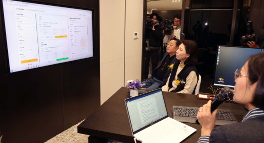 20일 서울 강남구 KB라이프타워에서 열린 KB금융그룹 ‘KB골든라이프 플래그십 센터’ 개소식에서 VIP 고객들이 상담을 받고 있다. ‘KB골든라이프 플래그십 센터’는 보험·요양·은행 서비스를 결합한 보험-은행 복합점포로 고객의 생애 주기 전반을 아우르는 그룹 통합 시니어 서비스를 제공한다. 신태현 기자 holjjak@