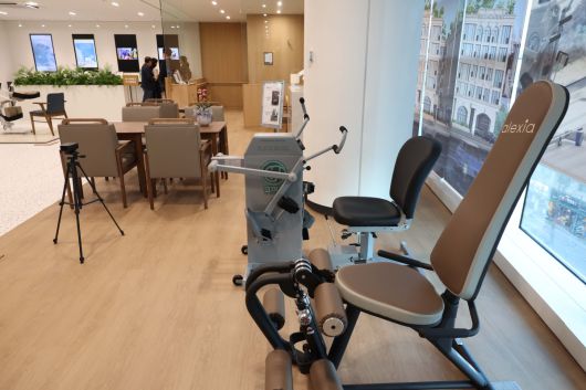 20일 서울 강남구 KB라이프타워에서 열린 KB금융그룹 ‘KB골든라이프 플래그십 센터’ 개소식에서 참석자들이 시니어를 위한 최신 기술 체험·연구 공간인 ‘에이지테크랩(Age Tech Lab)’을 둘러보고 있다. ‘KB골든라이프 플래그십 센터’는 보험·요양·은행 서비스를 결합한 보험-은행 복합점포로 고객의 생애 주기 전반을 아우르는 그룹 통합 시니어 서비스를 제공한다. 신태현 기자 holjjak@